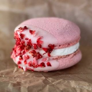 Макарон полуничний