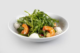 Руккола с тигровыми креветками   