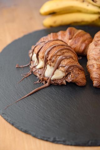Croissant Relleno Con Plátano Y Nutella