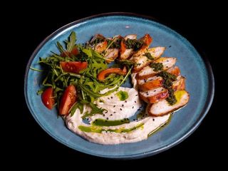 Курячий стейк з песто та пюре з цівтної капусти