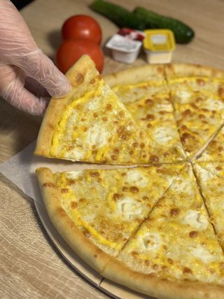 Пицца "4 сыра" 35см (654г)