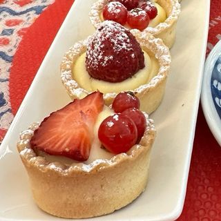 Tartellette con crema e frutta di stagione (6 pezzi)