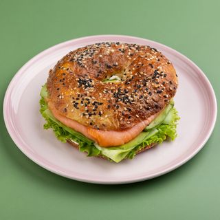 ბეიგელი შებოლილი ორაგულით და ავოკადოთი