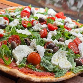 Pizza tonda rossa, rughetta, bufala e olive