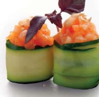 74 Gunkan spicy salmone avvolto da zucchini