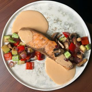 Лосось на гриле с соте из овощей