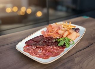 В’ялене м’ясне асорті з маслинами 180г