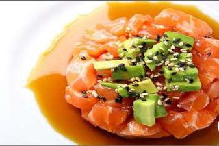 Salmone, avocado e salsa