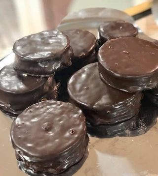 Alfajor chocolate negro con dulce de leche