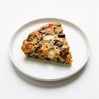 Frittata rossa vegetariana con pomodoro, melanzane e provola