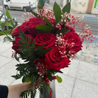 Bukiet n.29 z róży i gipsówki czerwonej