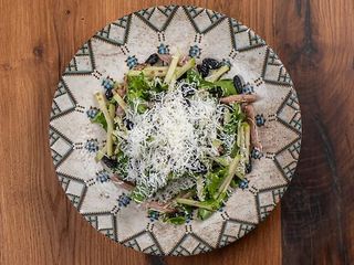 З рваним качиним м'ясом, витриманою бринзою, хрустким яблуком, родзинками та гранатовим соусом (180г)