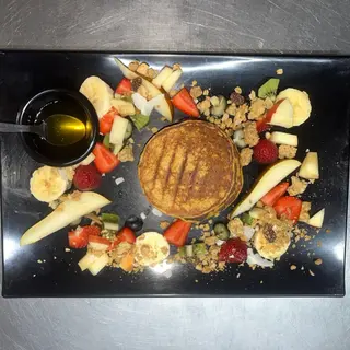 Pancakes De Avena Y Zanahorias . Frutas, Miel Y Granola