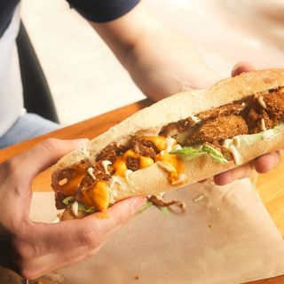 Bocadillo de pollo adobado