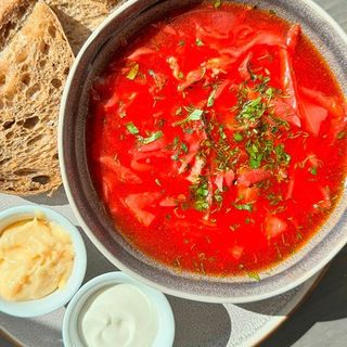 Борщ з салом і зерновим хлібчиком