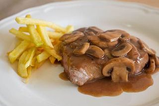 Bife de Vaca com Molho de Cogumelos