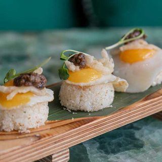 Nigiri de huevo de codorniz y chanquetes (und)