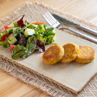 Веганські котлети з сочевиці з салатом