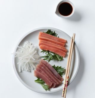 Crudo di tonno e salmone, con daikon e salsa di soia 200 g