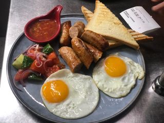 Яичница с куриными колбасками