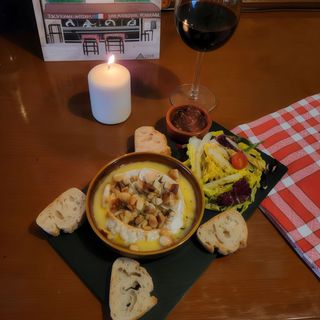 Camembert Français Au Four Avec Noix, Amandes, Thyl et Miel