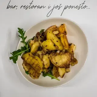 Pečeni krompir sa lukom i suhim mesom