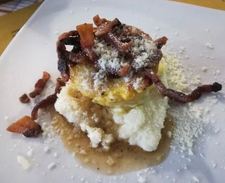 Tortino di patate con fonduta di pecorino e guanciale croccante