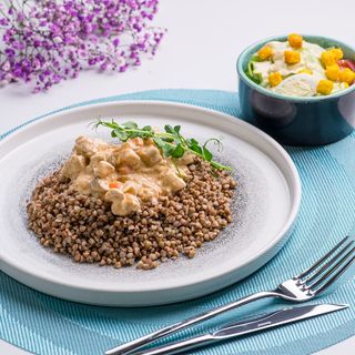 Гречана каша з вершковим соусом та куркою з грибами та салатом Цезар (380г)