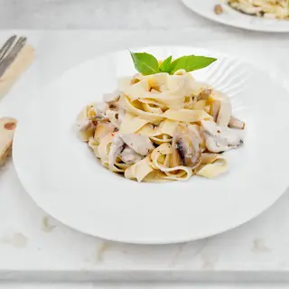 Паста с курицей и грибами
