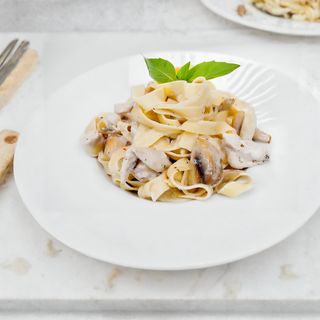 Паста с курицей и грибами