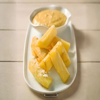 Yucas Fritas Con Salsa Huancaína