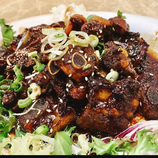 味浓小排骨Costillas de cerdo con salsa especial (dulce con un toque picante)