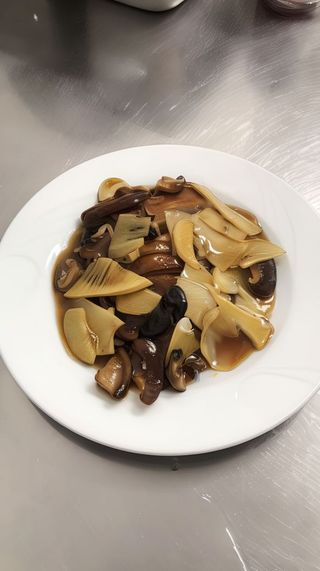 100 Anatra con funghi e bambù 双冬鸭