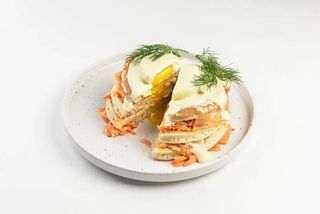 Панкейк с лососем и яйцом