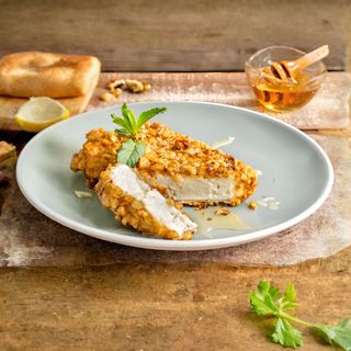 Панирано сирене с орехи и мед