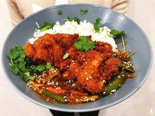 Kotlet z kurczaka po wietnamsku z frytkami