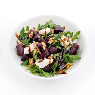 Салат из запеченной свеклы с творожным сыром и рукколлоц
