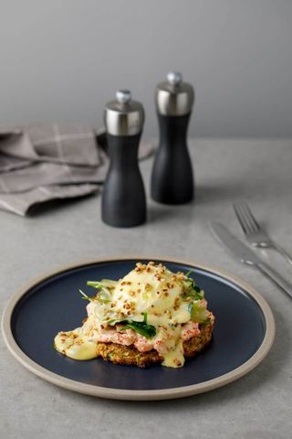 Blinie din zucchini cu ou poșat, creveți și sos olandez