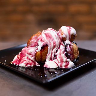 Papanasi cu smantana si dulceata