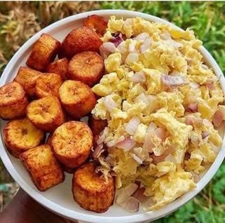 Plantains with fried eggs in onions 