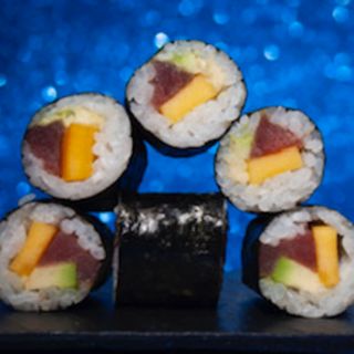 Maki Atún, mango y aguacate