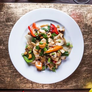 Пад Капао със свинско, босилек и зеленчуци в тъмен соев сос (200г)