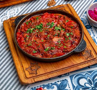 Limbă de miel pe tigaie și murături