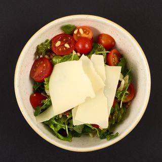 Full mix salata sa pinjolima i parmezanom