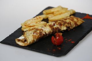 Omleta cu bacon, cartofi prajiti, sos inclus