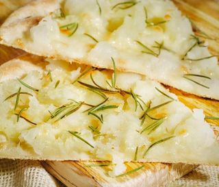 Pizza patate al spicchio 