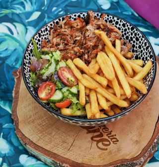PULLED PORK BOWL pikantny. [sos czosnkowy]