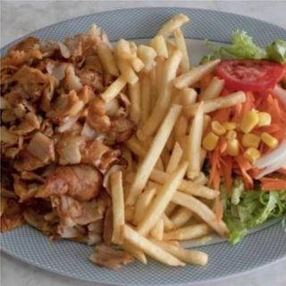 Doner no prato com salada