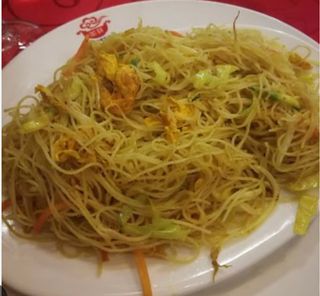 34.Spaghetti di riso al curry e pollo