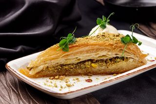 Baklava turceasca cu inghetata de fistic